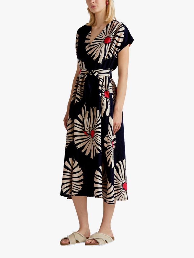 Цветочное платье миди из льна с v-образным вырезом и расклешённым кроем Benetton
Цветочное платье миди из льна с v-образным вырезом и расклешённым кроем Benetton