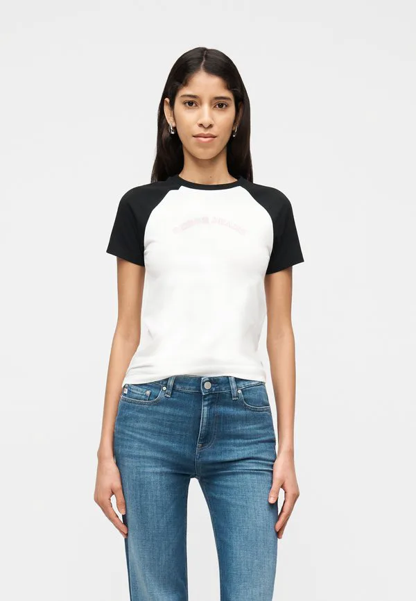 Облегающая футболка-реглан с принтом Guess Jeans, Pure White, Белый, Облегающая футболка-реглан с принтом Guess Jeans, Pure White
Облегающая футболка-реглан с принтом Guess Jeans, Pure White, Белый, Облегающая футболка-реглан с принтом Guess Jeans, Pure White