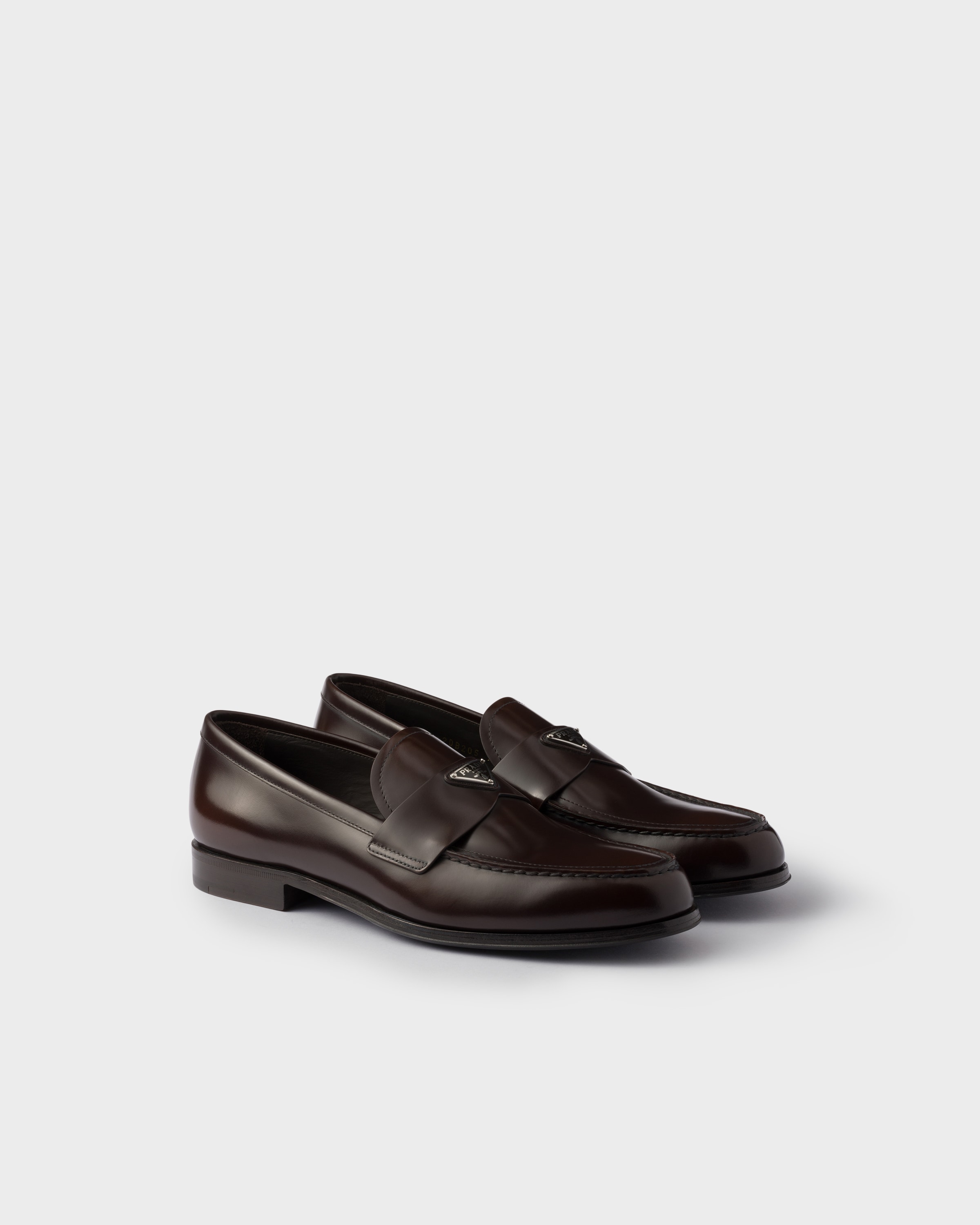 Лоферы из полированной кожи Prada, коричневый
Лоферы из полированной кожи Prada, коричневый