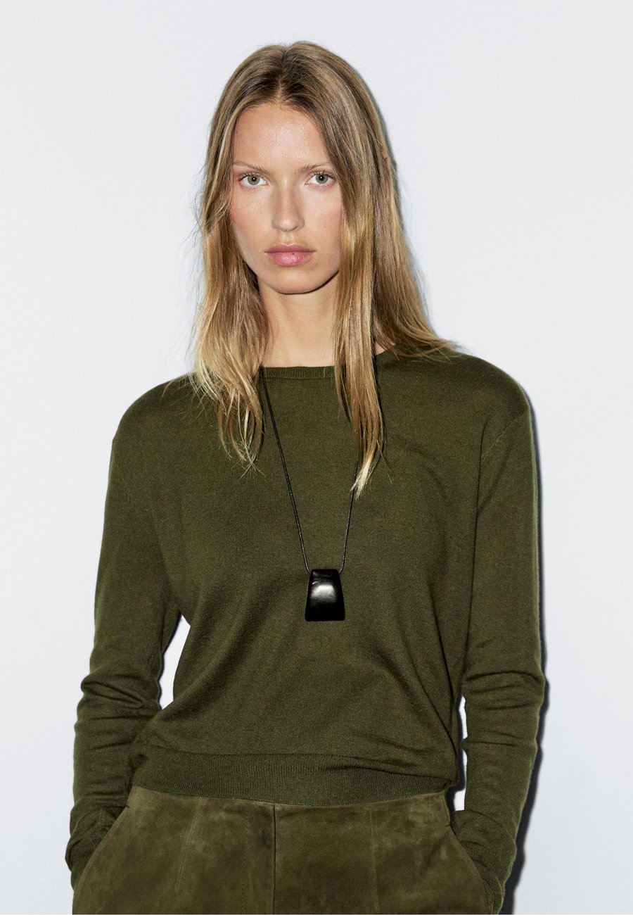 Джемпер Massimo Dutti LONG SLEEVES WITH CREW NECK, Dark Green
Джемпер Massimo Dutti LONG SLEEVES WITH CREW NECK, Dark Green