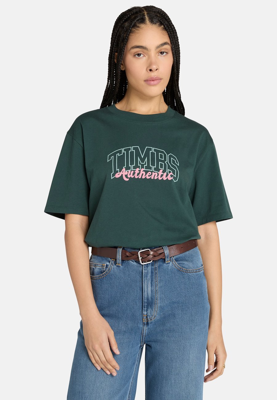 Футболка Timberland VARSITY GRAPHIC SHORT SLEEVE TEE, Dark Green, Зеленый, Футболка Timberland VARSITY GRAPHIC SHORT SLEEVE TEE, Dark Green
Футболка Timberland VARSITY GRAPHIC SHORT SLEEVE TEE, Dark Green, Зеленый, Футболка Timberland VARSITY GRAPHIC SHORT SLEEVE TEE, Dark Green