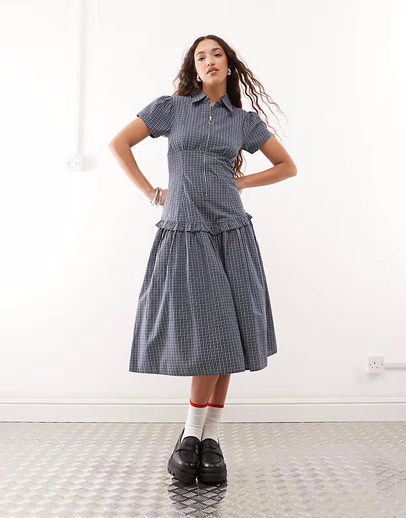 Платье-рубашка миди COLLUSION с заниженной талией в синюю клетку
Платье-рубашка миди COLLUSION с заниженной талией в синюю клетку