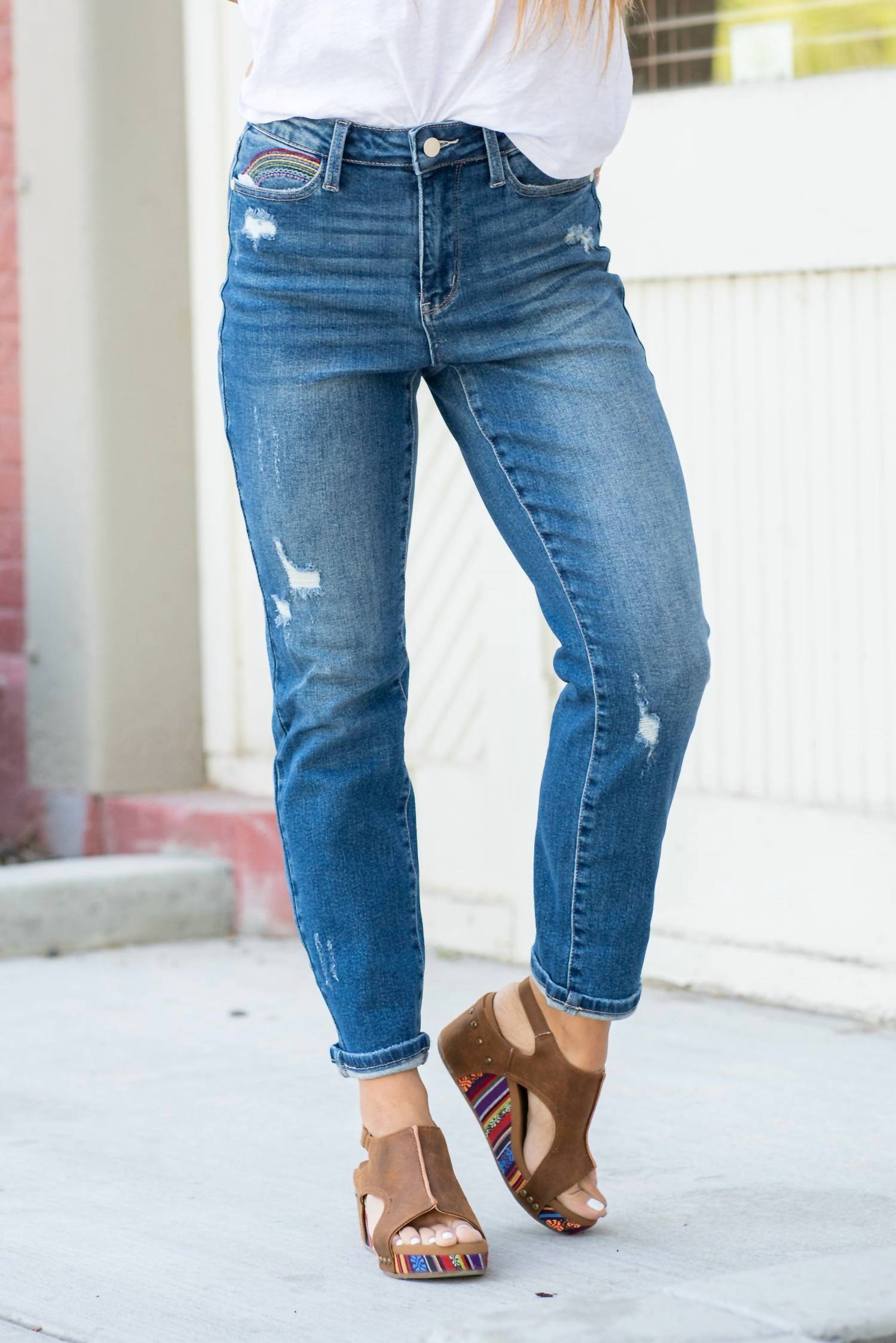 Укороченные прямые джинсы с радужной вышивкой из денима средней степени потертости Judy Blue, цвет medium wash denim
Укороченные прямые джинсы с радужной вышивкой из денима средней степени потертости Judy Blue, цвет medium wash denim