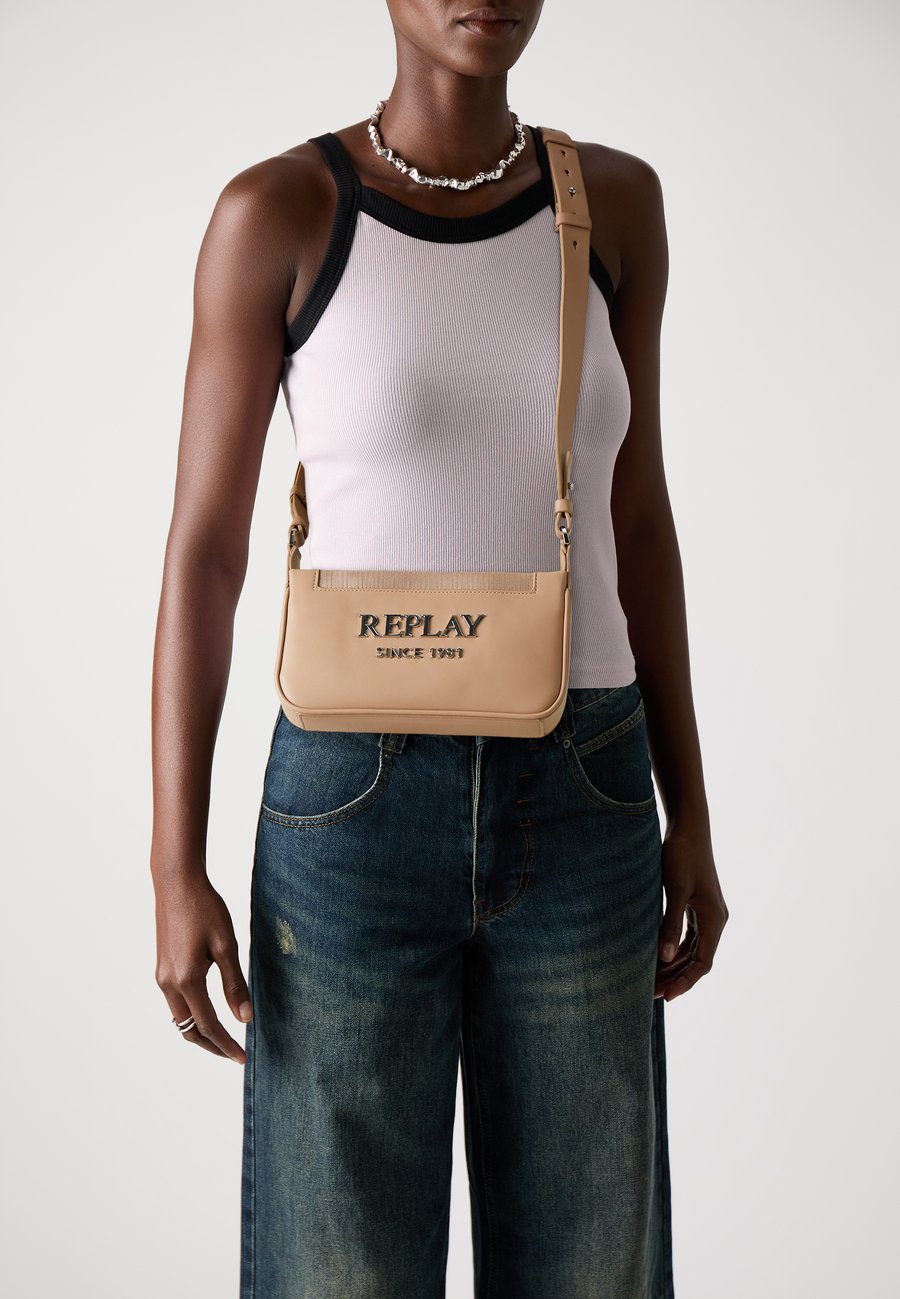 Сумка кросс-боди Replay JOANNA 1981 LOGO CROSSBODY, Rose Gold/Nude
Сумка кросс-боди Replay JOANNA 1981 LOGO CROSSBODY, Rose Gold/Nude