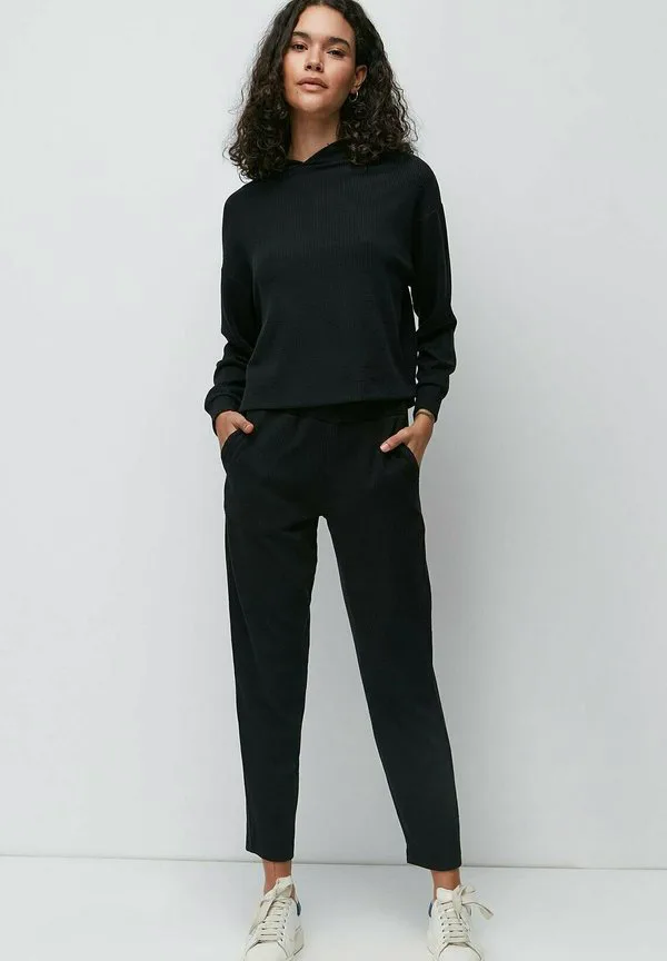 Комплект спортивных штанов C&City, Black
Комплект спортивных штанов C&City, Black