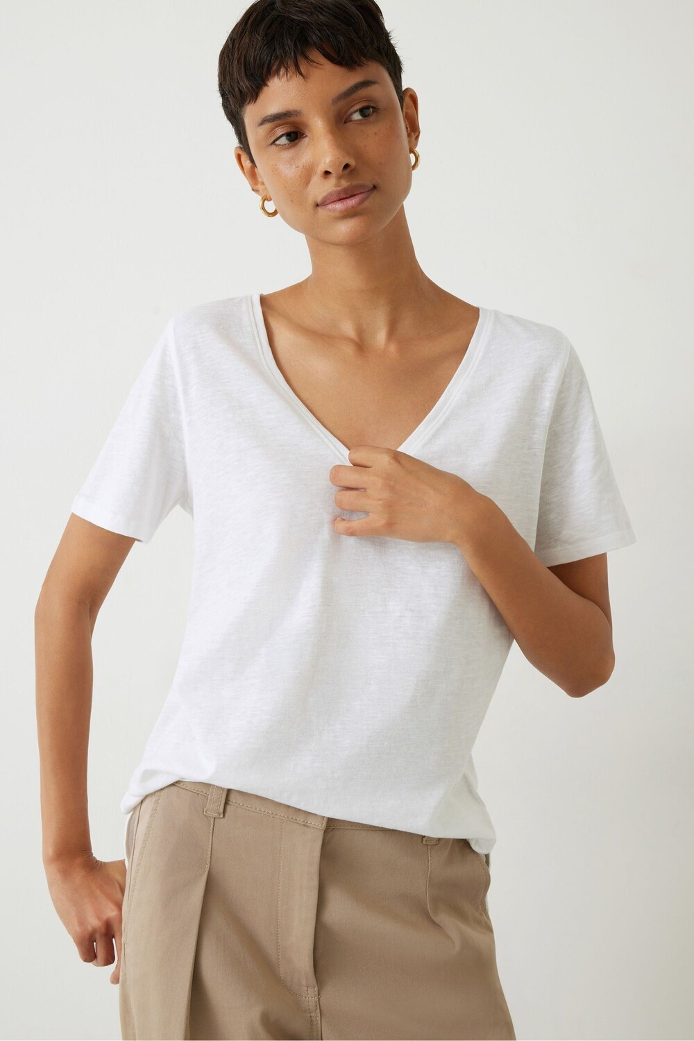 Хлопковая футболка Kali с V-образным вырезом Hush, белый
Хлопковая футболка Kali с V-образным вырезом Hush, белый