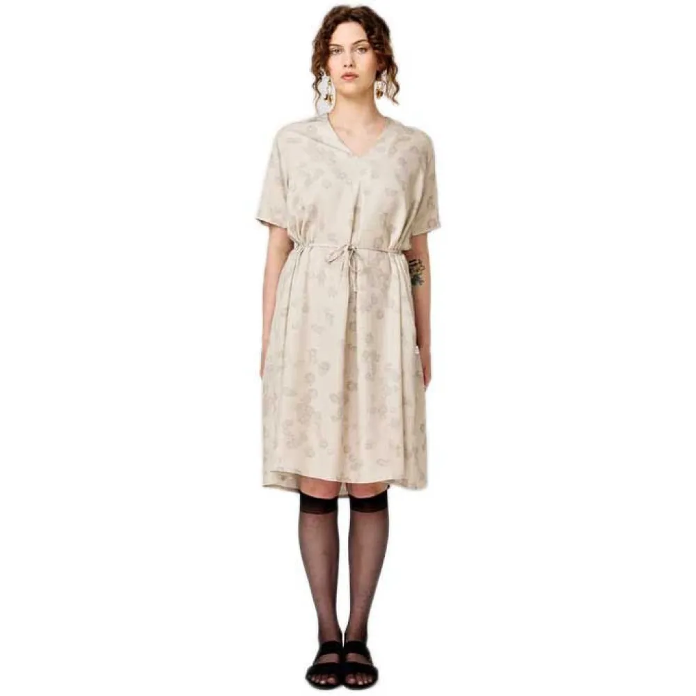 Платье с коротким рукавом Makia Alora, бежевый
Платье с коротким рукавом Makia Alora, бежевый