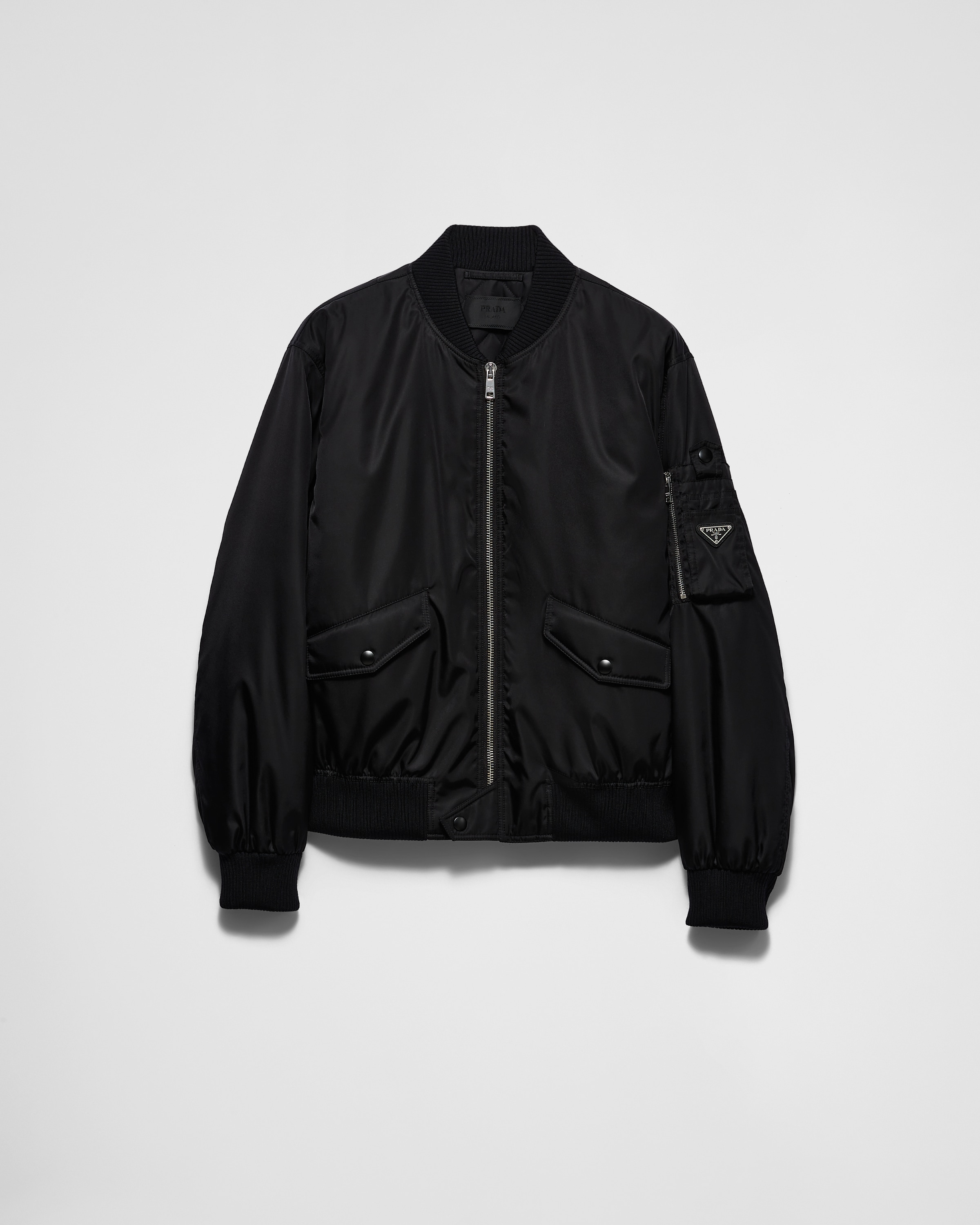Бомбер из переработанного нейлона Prada, черный
Бомбер из переработанного нейлона Prada, черный