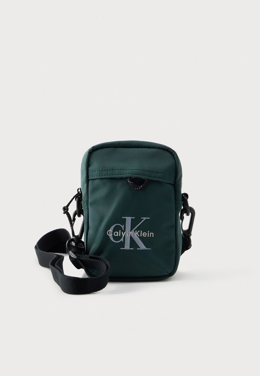 Сумка кросс-боди Calvin Klein BOLD LOGO SLIM REPORTER, Dark Teal/Teal
Сумка кросс-боди Calvin Klein BOLD LOGO SLIM REPORTER, Dark Teal/Teal
