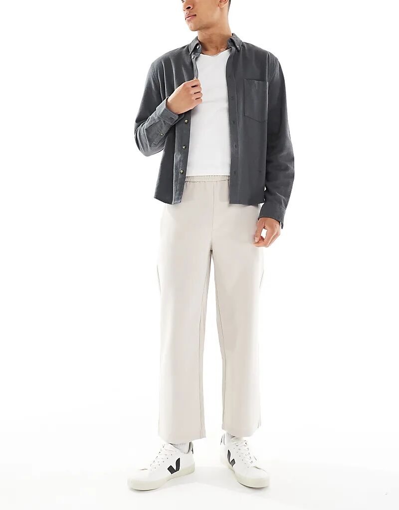 Брюки Bershka бежевого цвета с широкими штанинами
Брюки Bershka бежевого цвета с широкими штанинами