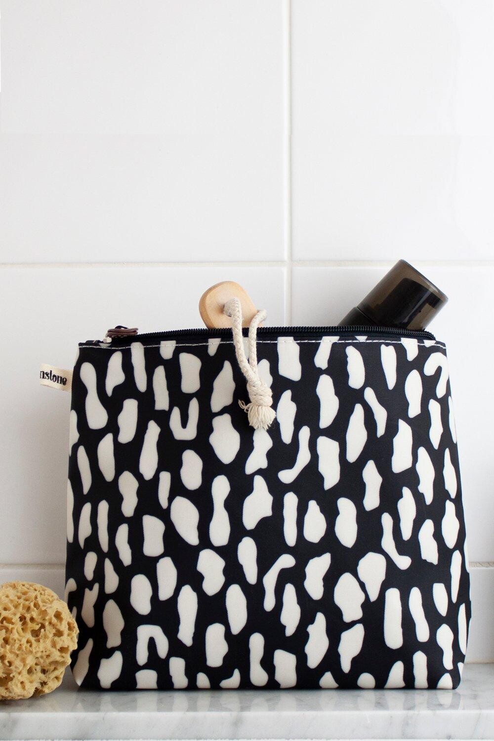 Высокая косметичка Rock Pool Brownstone London, черный
Высокая косметичка Rock Pool Brownstone London, черный