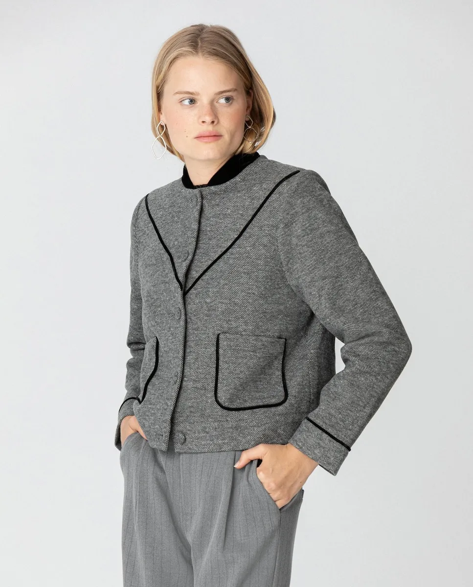 Женская короткая жакетная куртка в елочку с воротником-стойкой Noon, серый
Женская короткая жакетная куртка в елочку с воротником-стойкой Noon, серый