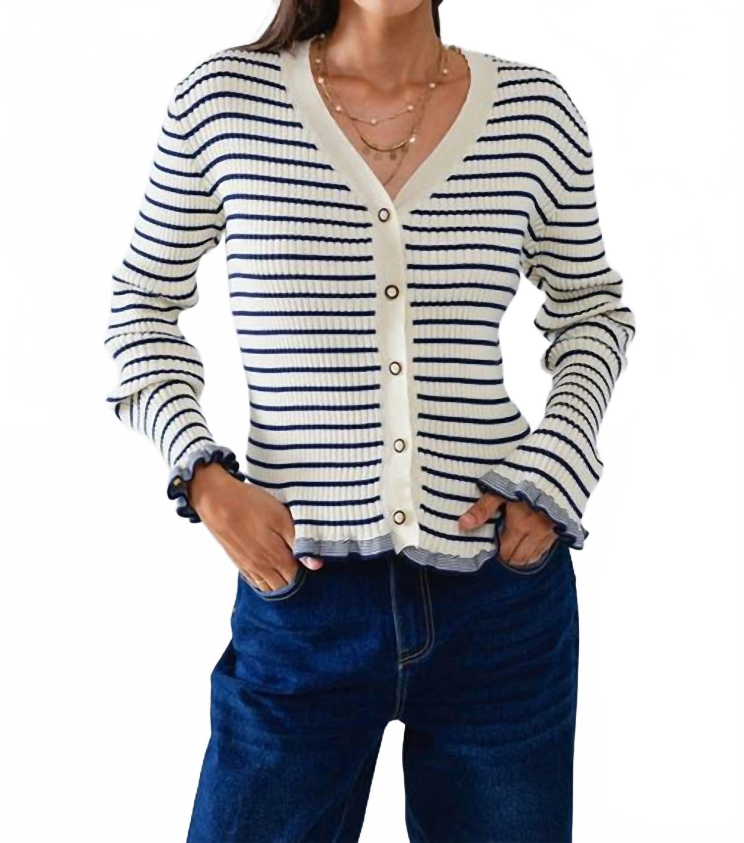 Полосатый кардиган в кремовом цвете с белой рюшей Q2
Полосатый кардиган в кремовом цвете с белой рюшей Q2