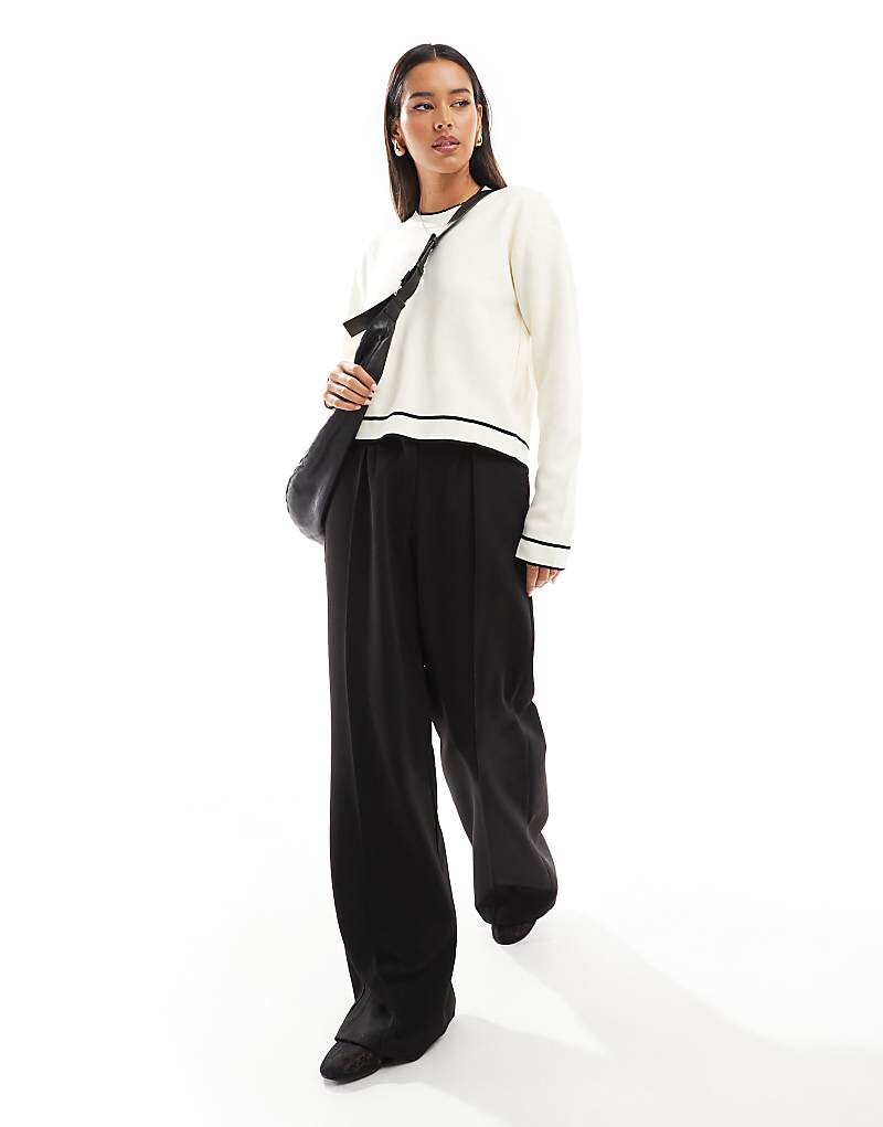 Mango — белый свитер с контрастной черной окантовкой
Mango — белый свитер с контрастной черной окантовкой