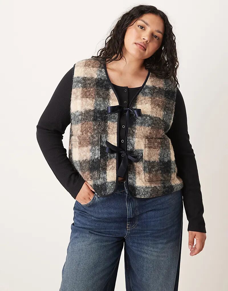 Жилет из искусственного меха ASOS DESIGN Curve с клетчатым рисунком и бантом
Жилет из искусственного меха ASOS DESIGN Curve с клетчатым рисунком и бантом