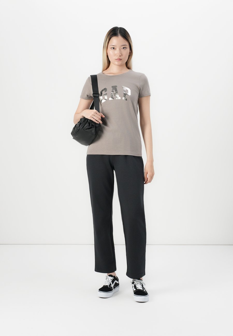 Футболка GAP LOGO TEE 2 PACK, Trigger Brown/Brown, Коричневый, Футболка GAP LOGO TEE 2 PACK, Trigger Brown/Brown
Футболка GAP LOGO TEE 2 PACK, Trigger Brown/Brown, Коричневый, Футболка GAP LOGO TEE 2 PACK, Trigger Brown/Brown