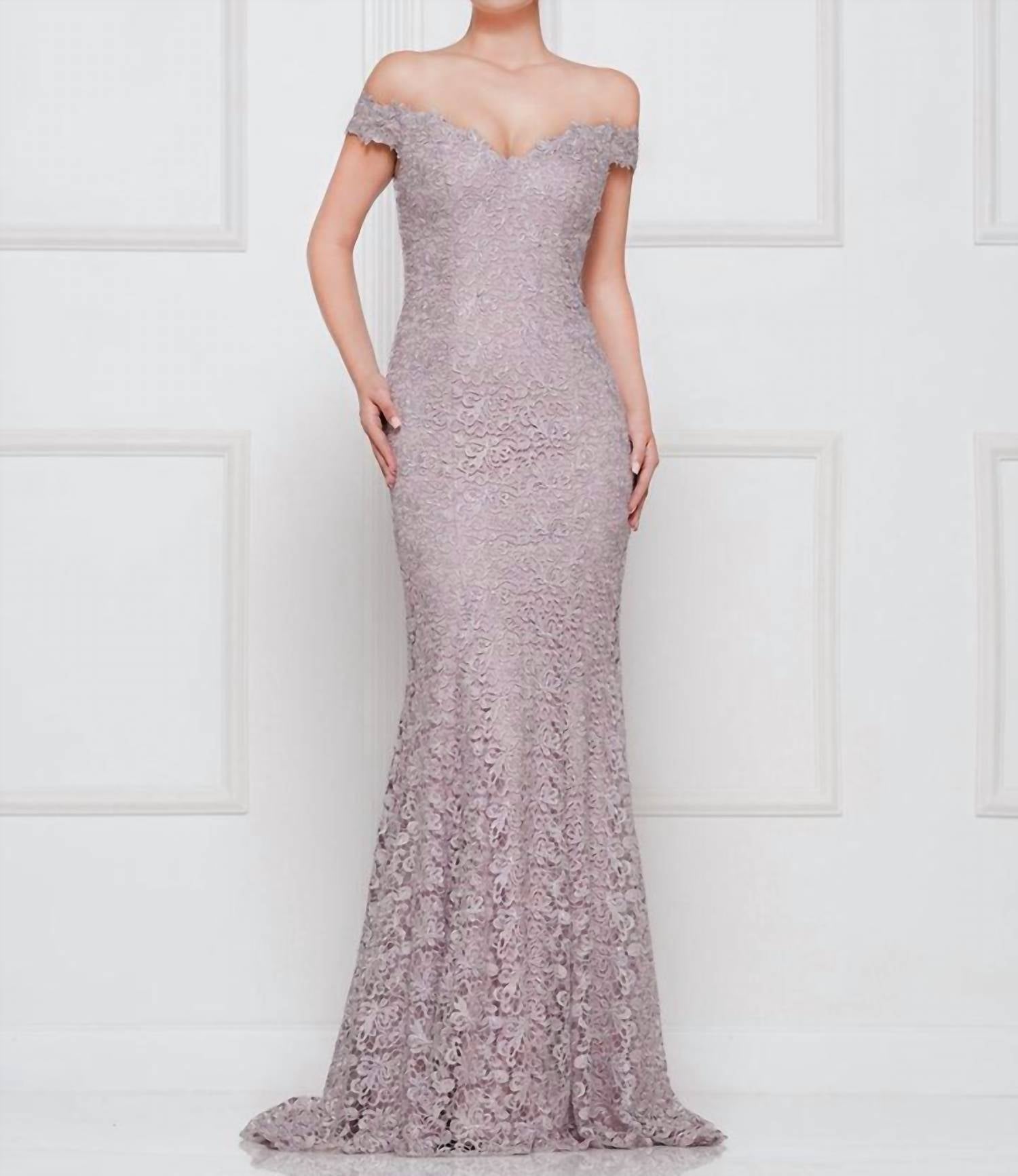 Кружевное платье с открытыми плечами в лиловом цвете Marsoni by Colors
Кружевное платье с открытыми плечами в лиловом цвете Marsoni by Colors