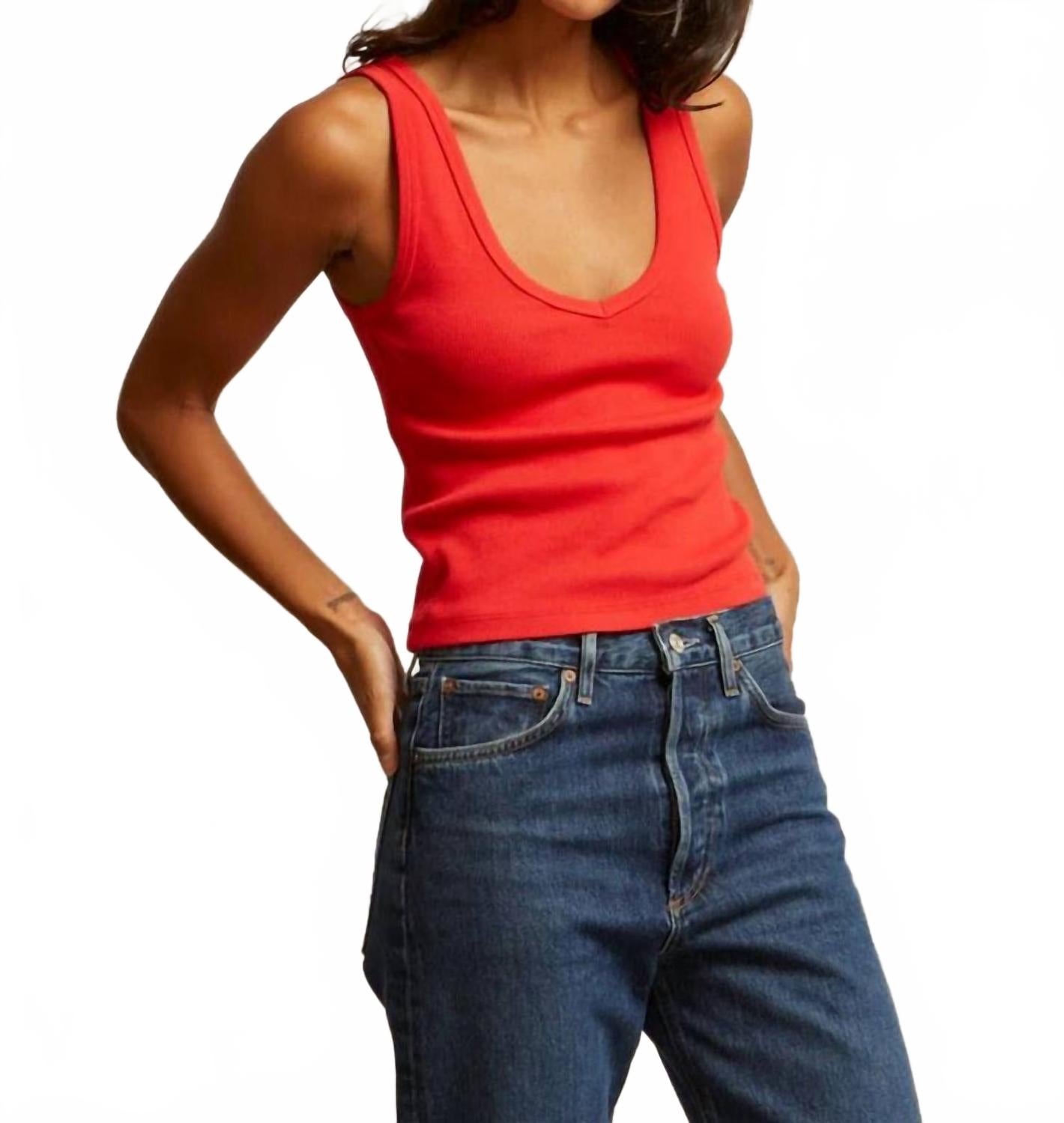 Мария Топ-майка с V-образным вырезом в маковом красном PERFECTWHITETEE
Мария Топ-майка с V-образным вырезом в маковом красном PERFECTWHITETEE