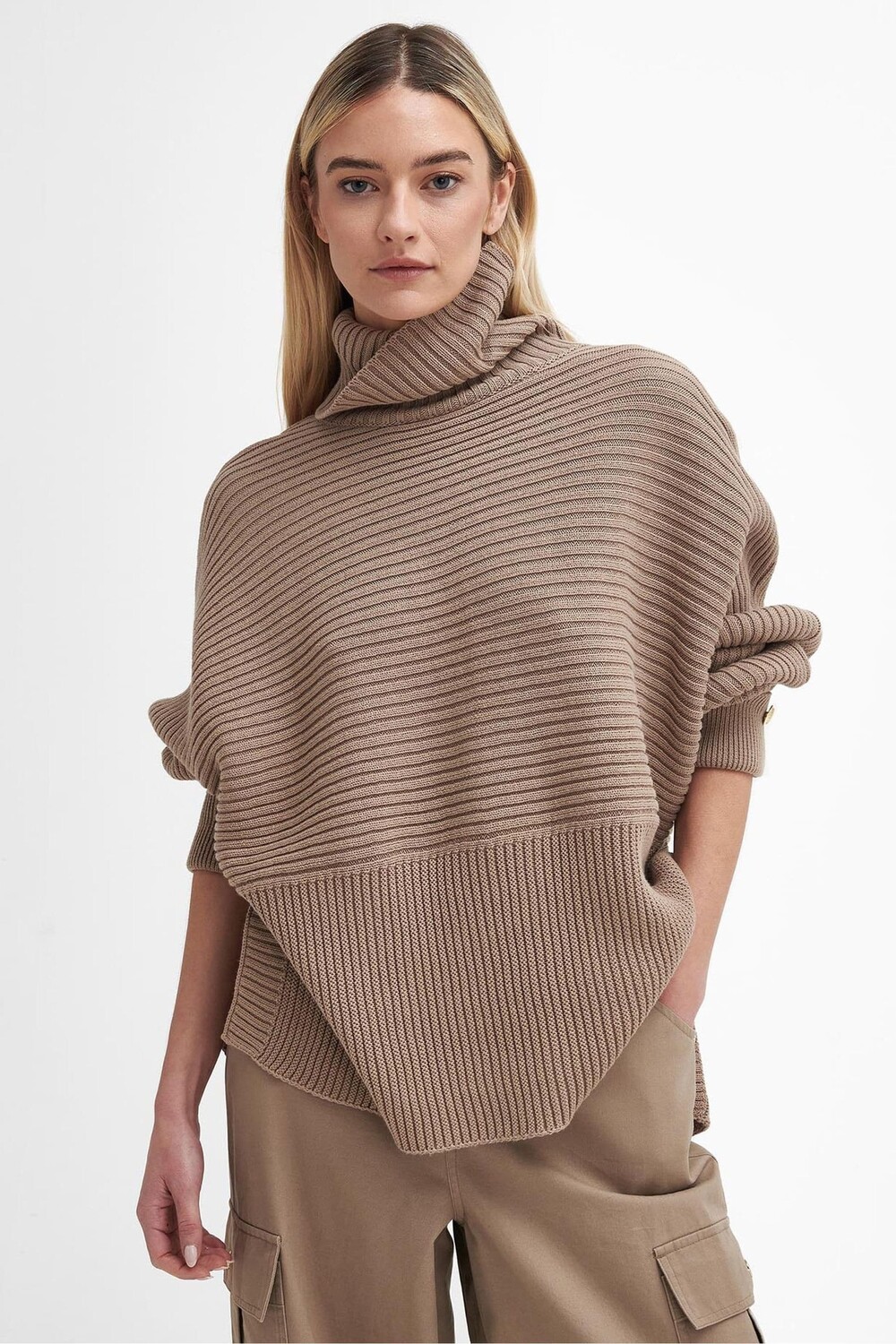 Черный джемпер крупной вязки Roberta Barbour International, бежевый
Черный джемпер крупной вязки Roberta Barbour International, бежевый