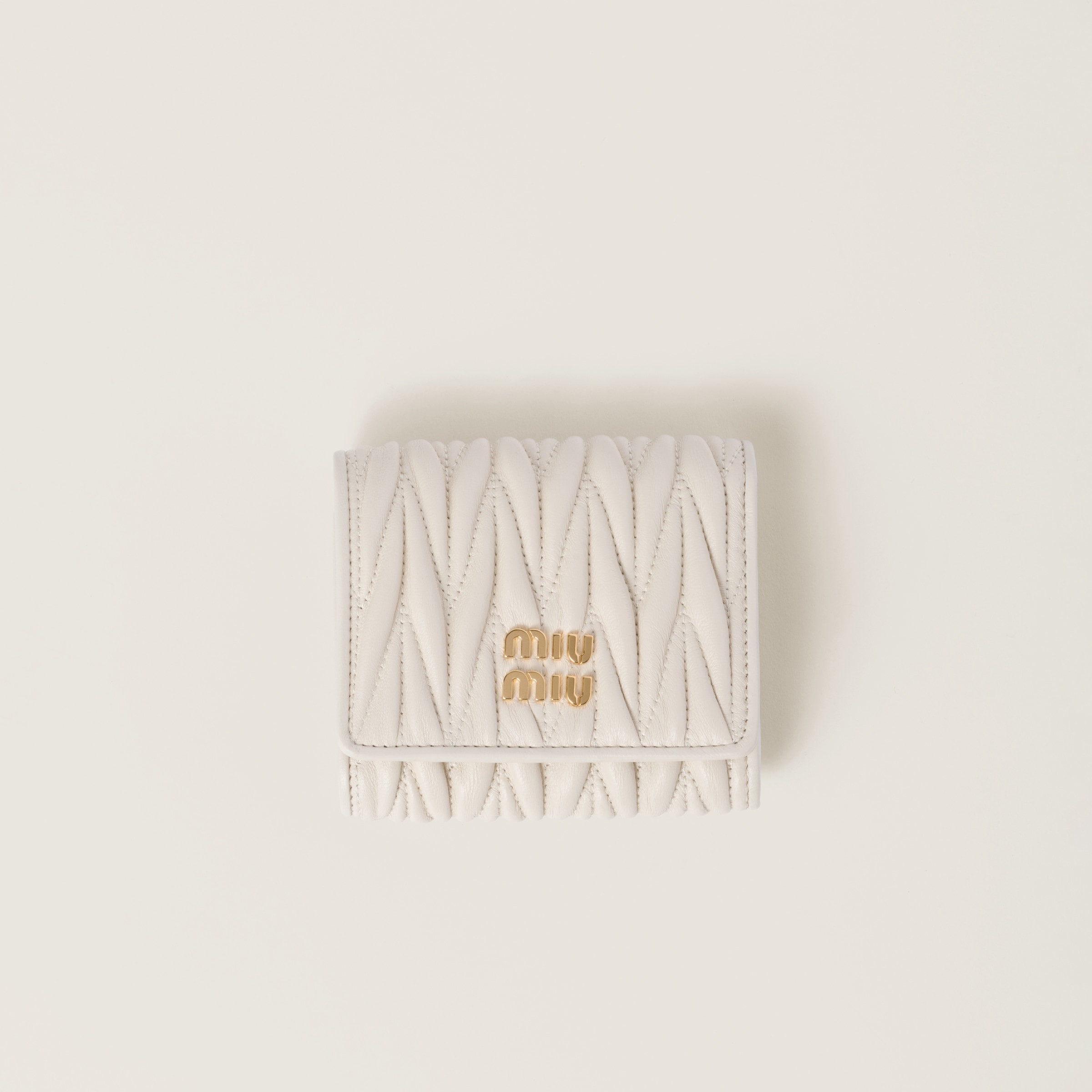 Маленький кошелек из мателассированной кожи наппа MIU MIU, белый
Маленький кошелек из мателассированной кожи наппа MIU MIU, белый
