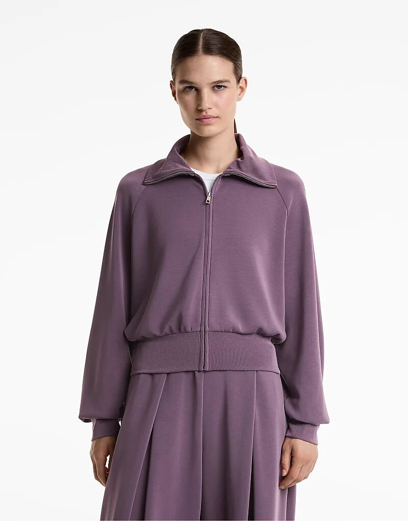 Приталенная куртка OYSHO с высоким воротником и мягкой на ощупь тканью из модала лилового цвета
Приталенная куртка OYSHO с высоким воротником и мягкой на ощупь тканью из модала лилового цвета