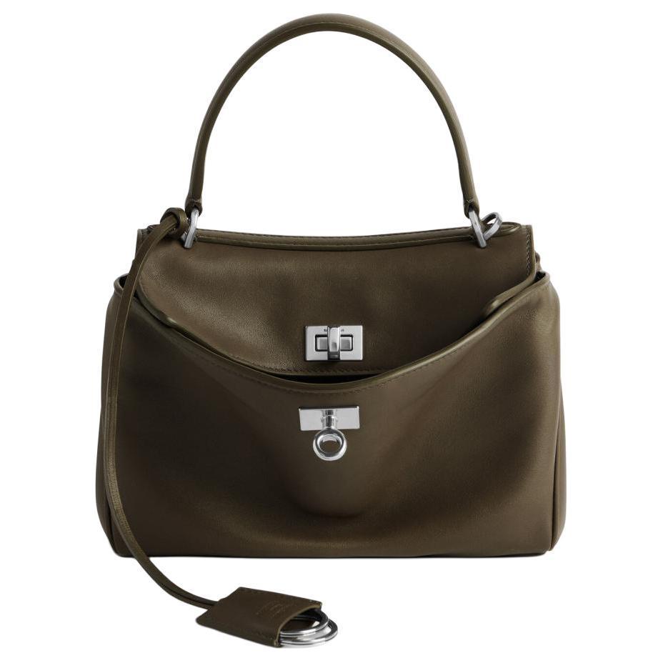 Balenciaga Гладкая кожаная сумка через плечо мини женская темно-зеленая
Balenciaga Гладкая кожаная сумка через плечо мини женская темно-зеленая