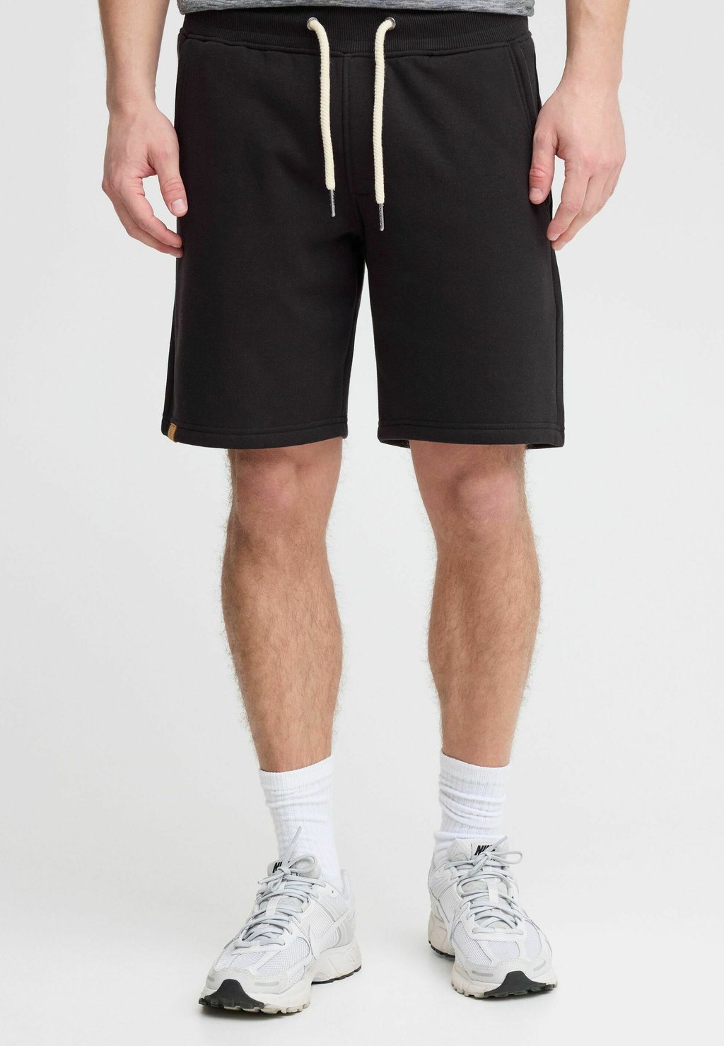 Шорты SDARONA - Tracksuit bottoms Solid, черный
Шорты SDARONA - Tracksuit bottoms Solid, черный