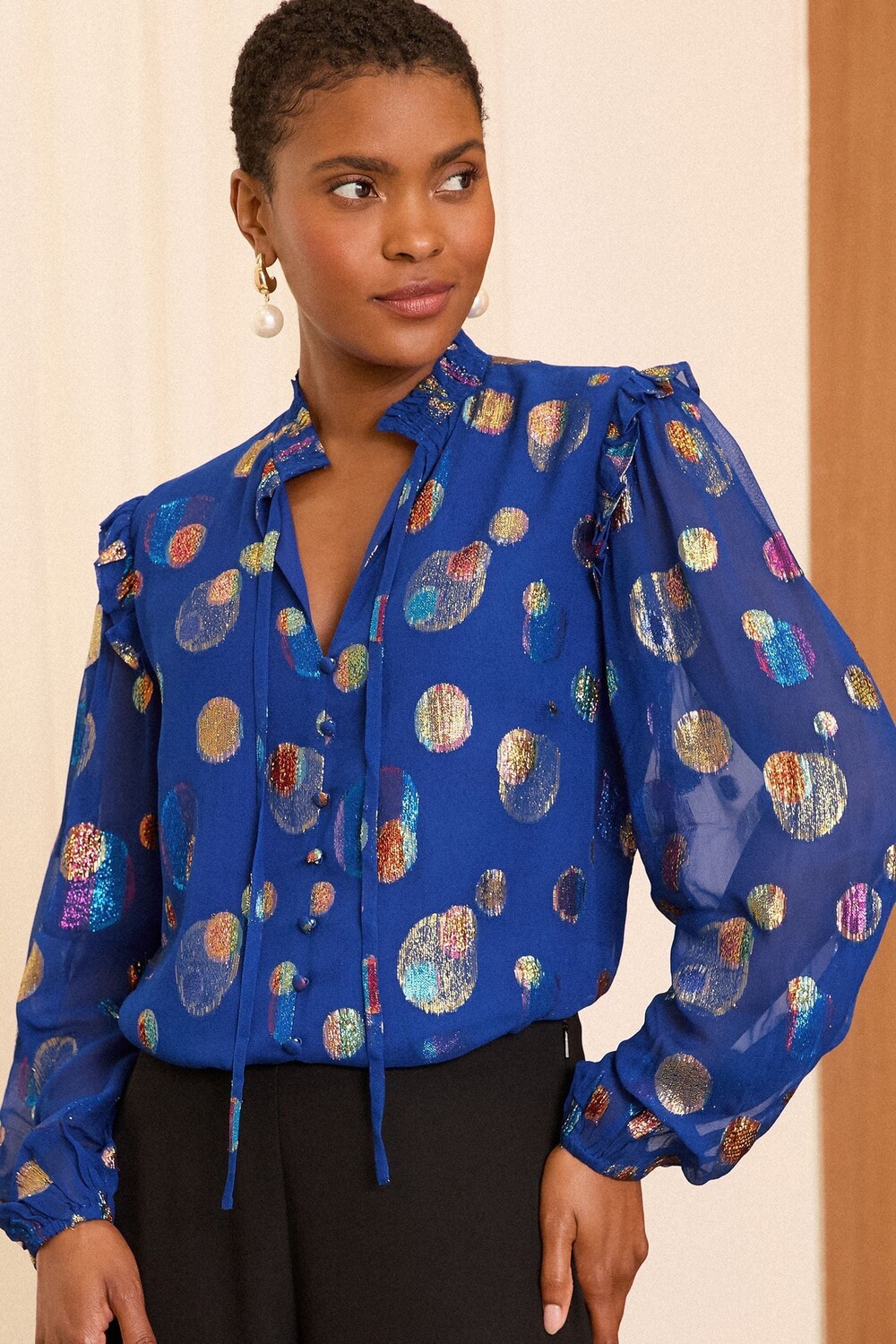 Прозрачная блузка с длинными рукавами и оборками на завязке Love & Roses, синий
Прозрачная блузка с длинными рукавами и оборками на завязке Love & Roses, синий