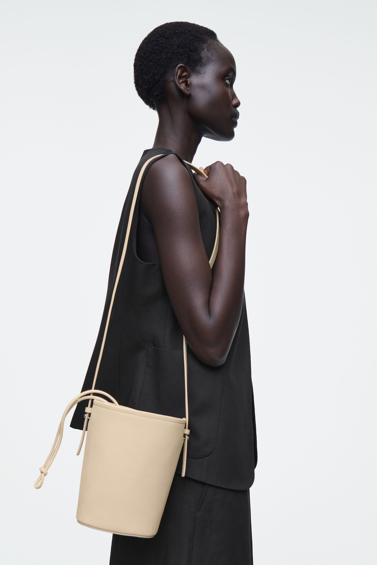 Маленькая сумка-ведро из нубука COS, кремовый, Бежевый, Маленькая сумка-ведро из нубука COS, кремовый
Маленькая сумка-ведро из нубука COS, кремовый, Бежевый, Маленькая сумка-ведро из нубука COS, кремовый