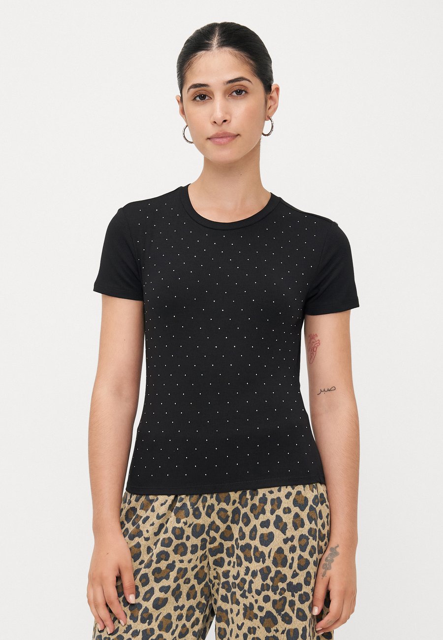 Футболка ONLY Petite ONLARNHEM RHINESTONE , Black/Silver-Coloured/Black
Футболка ONLY Petite ONLARNHEM RHINESTONE , Black/Silver-Coloured/Black