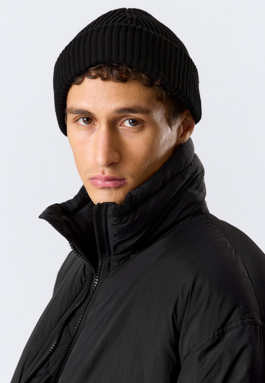 Шапка Weekday FOLD BEANIE UNISEX, Black
Шапка Weekday FOLD BEANIE UNISEX, Black