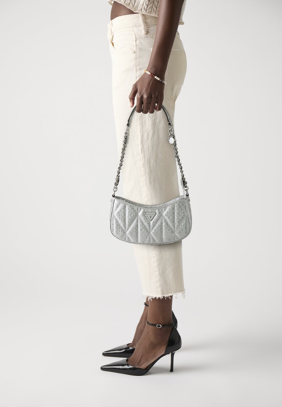 Сумка кросс-боди Guess ALDINA TOP ZIP SHOULDER BAG, Silver-Coloured
Сумка кросс-боди Guess ALDINA TOP ZIP SHOULDER BAG, Silver-Coloured