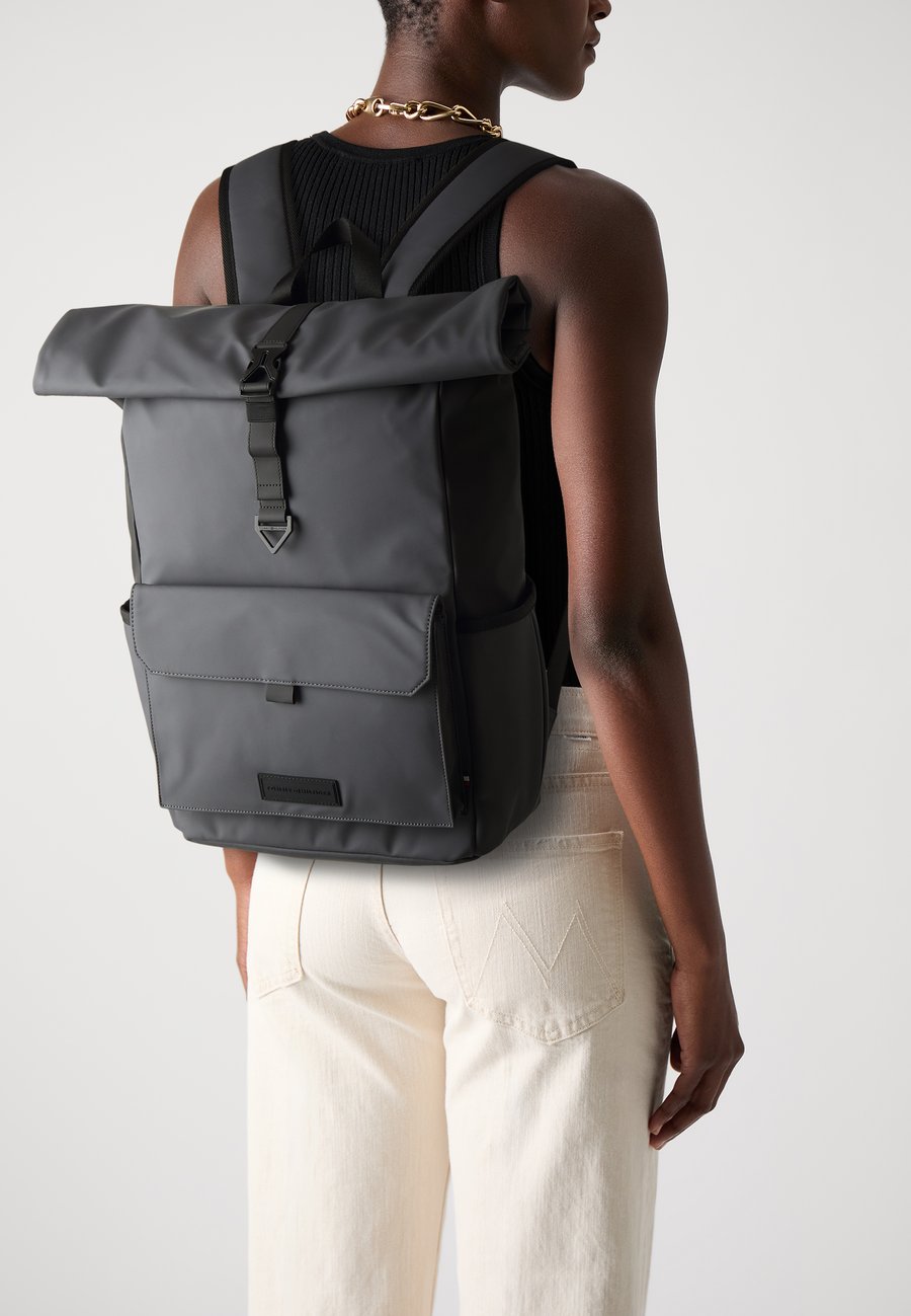 Рюкзак Tommy Hilfiger SEASONAL ROLLTOP BACKPACK UNISEX, Charcoal Gray/Grey
Рюкзак Tommy Hilfiger SEASONAL ROLLTOP BACKPACK UNISEX, Charcoal Gray/Grey