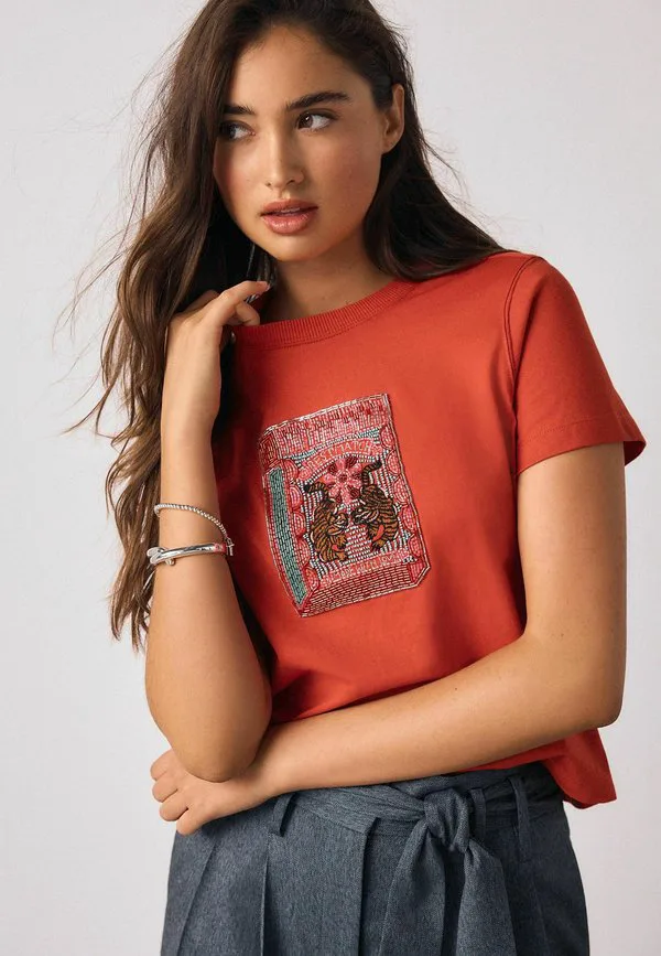 Футболка укороченного кроя с коротким рукавом и круглым вырезом, украшенная рисунком спичечного коробка. Next, Red
Футболка укороченного кроя с коротким рукавом и круглым вырезом, украшенная рисунком спичечного коробка. Next, Red