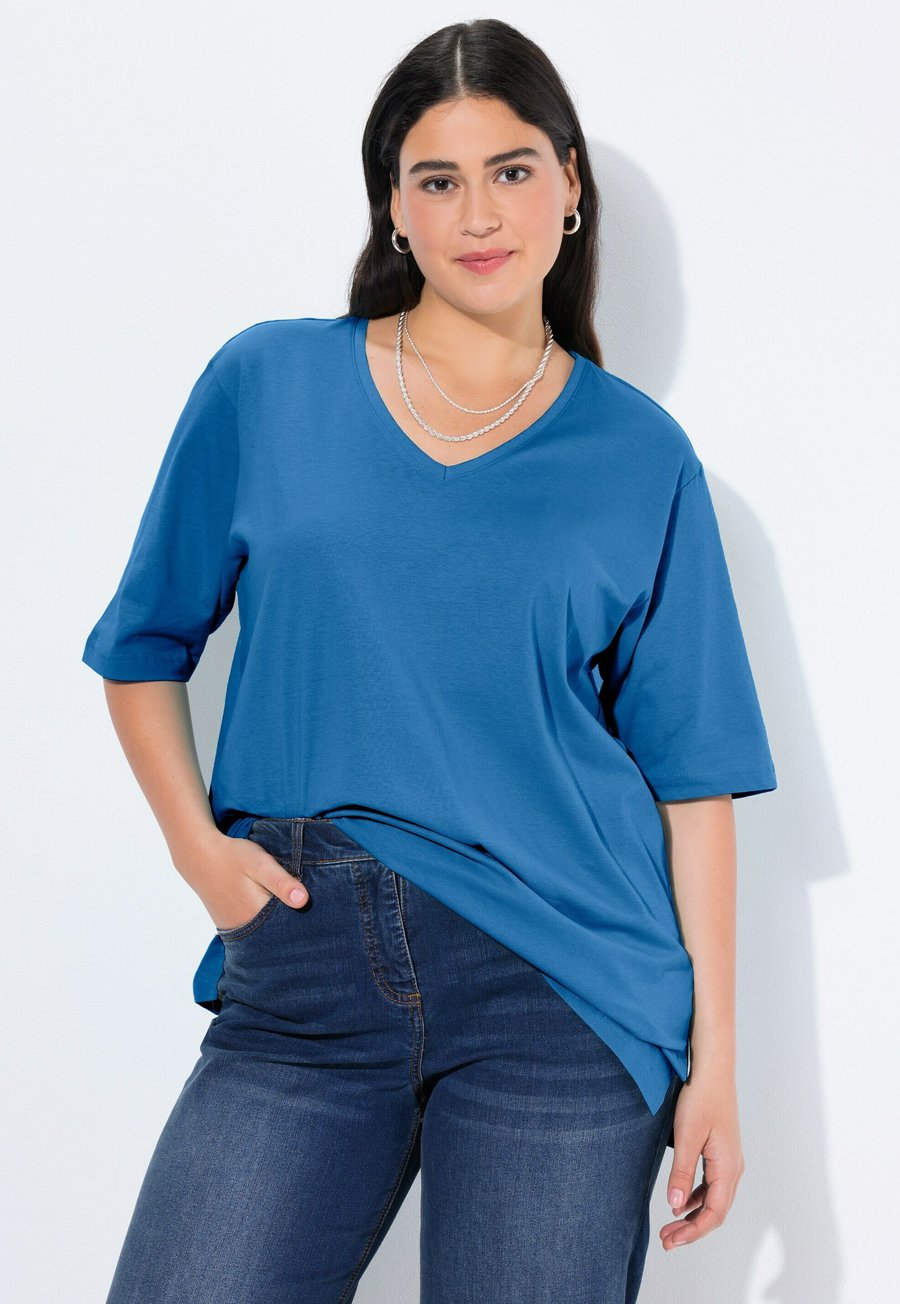 Футболка Ulla Popken PLUS SIZE V-NECK TEE , Cornflower/Blue, Синий, Футболка Ulla Popken PLUS SIZE V-NECK TEE , Cornflower/Blue
Футболка Ulla Popken PLUS SIZE V-NECK TEE , Cornflower/Blue, Синий, Футболка Ulla Popken PLUS SIZE V-NECK TEE , Cornflower/Blue