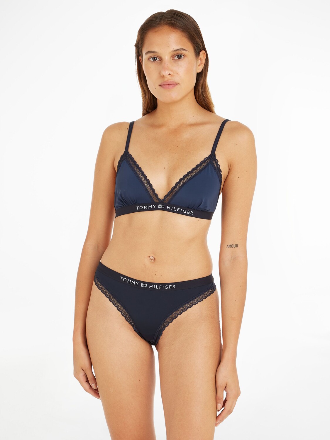 Трусики с кружевным краем и логотипом в тон Tommy Hilfiger, пустынное небо
Трусики с кружевным краем и логотипом в тон Tommy Hilfiger, пустынное небо