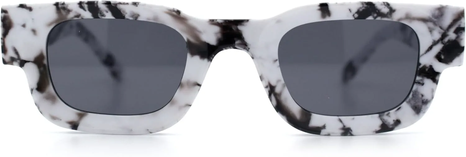 Маленькие толстые солнцезащитные очки в прямоугольной пластиковой оправе со скошенными краями, в стиле модерн, с роговым рисунком SA106, White Marble - Black
Маленькие толстые солнцезащитные очки в прямоугольной пластиковой оправе со скошенными краями, в стиле модерн, с роговым рисунком SA106, White Marble - Black