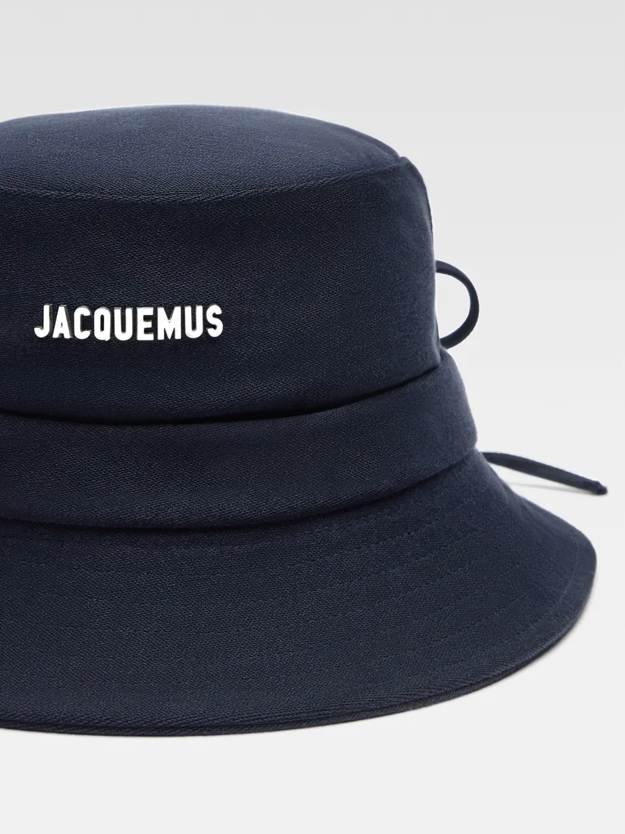 Завязанная шляпа-ведро Ле Боб Гаджо Jacquemus, темно-синий
Завязанная шляпа-ведро Ле Боб Гаджо Jacquemus, темно-синий