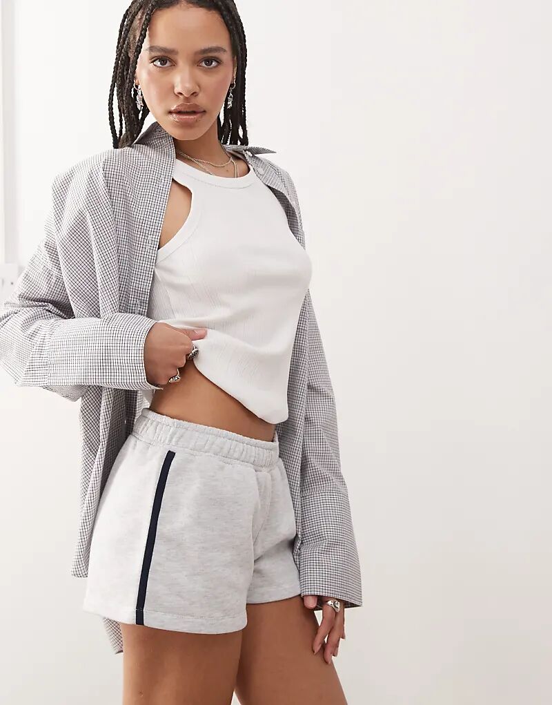 COLLUSION Полосатые микрошорты с низкой талией
COLLUSION Полосатые микрошорты с низкой талией