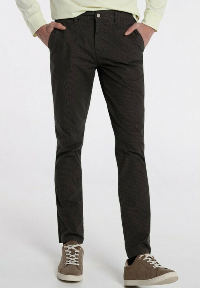 Чиносы BOXER MEDIUM SLIM FIT BENDORFF, темно-коричневый
Чиносы BOXER MEDIUM SLIM FIT BENDORFF, темно-коричневый