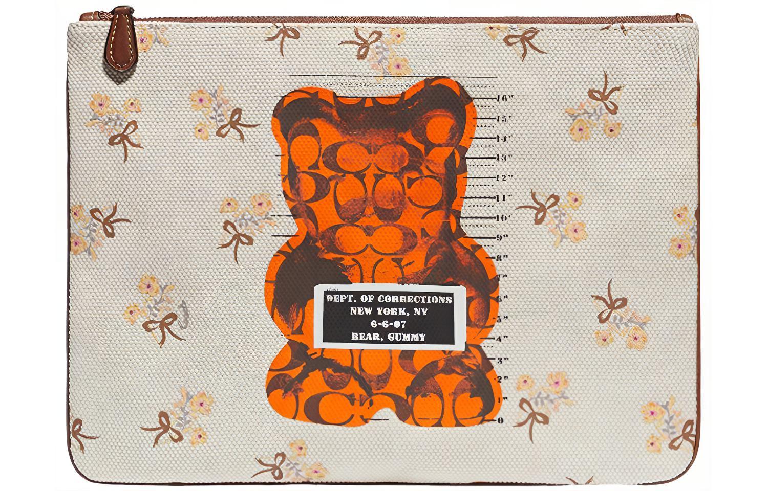 COACH Клатч из тиснёной кожи с брелоком в виде мишки
COACH Клатч из тиснёной кожи с брелоком в виде мишки