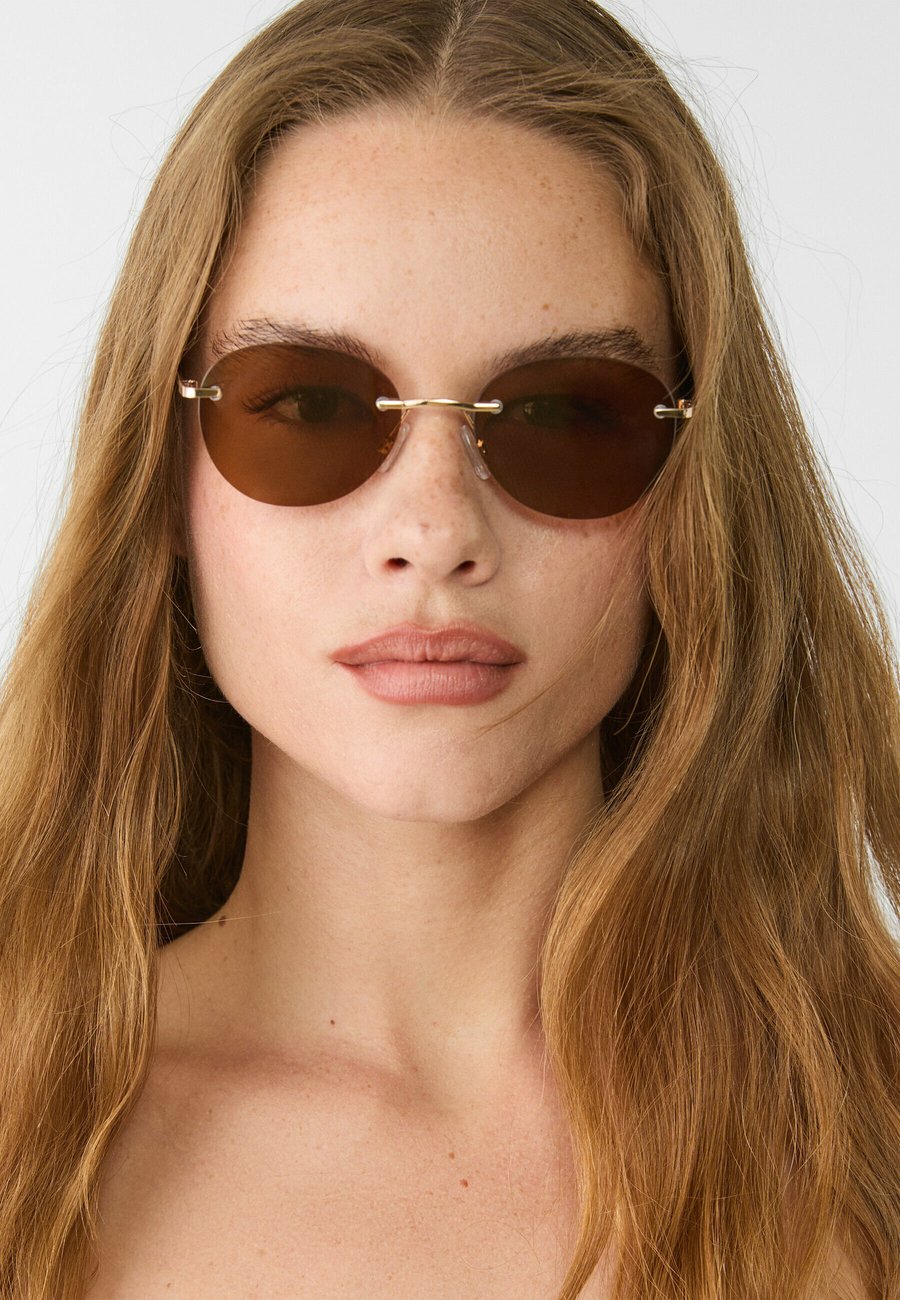 Солнцезащитные очки Stradivarius Sunglasses, Dark Brown
Солнцезащитные очки Stradivarius Sunglasses, Dark Brown