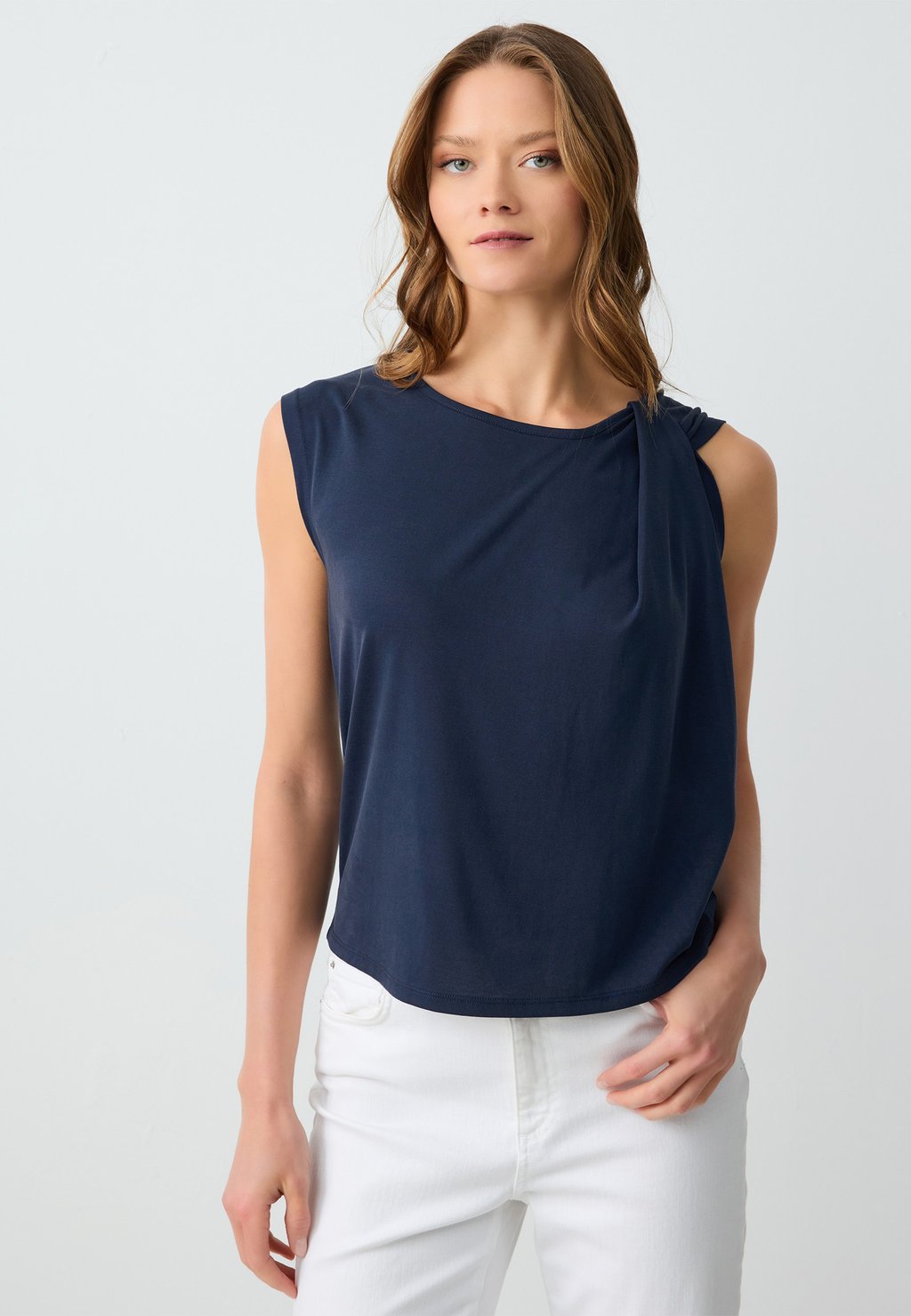 Топ COLLAR SLEEVELESS Jimmy Key, темно-синий
Топ COLLAR SLEEVELESS Jimmy Key, темно-синий