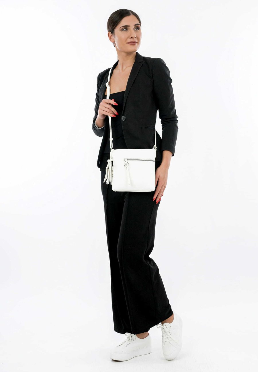 Сумка кросс-боди Tamaris UMHÄNGE TAS NELE, White/Off-White
Сумка кросс-боди Tamaris UMHÄNGE TAS NELE, White/Off-White