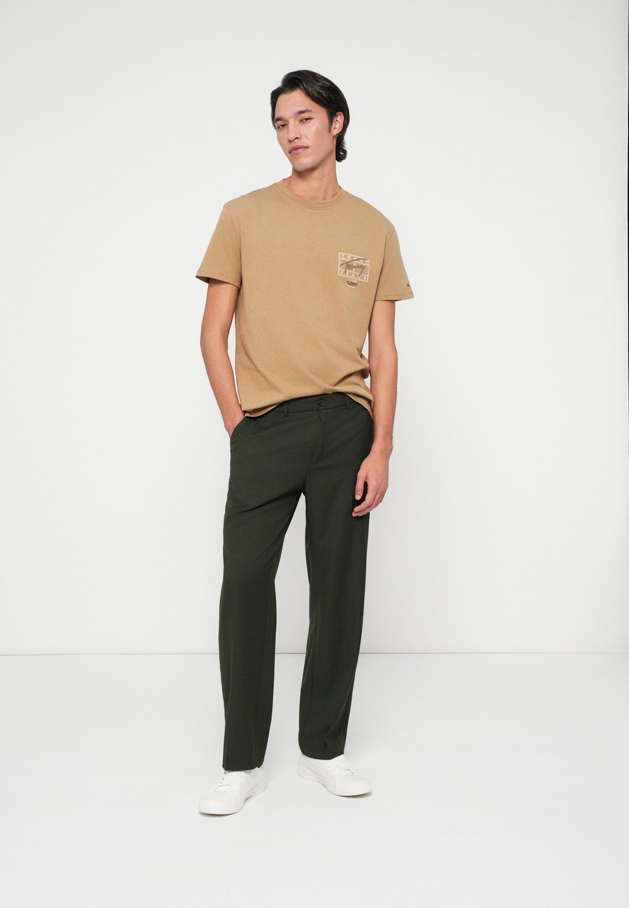 Футболка Tommy Jeans SIGN SPRAY UNISEX, Dark Dune/Beige
Футболка Tommy Jeans SIGN SPRAY UNISEX, Dark Dune/Beige