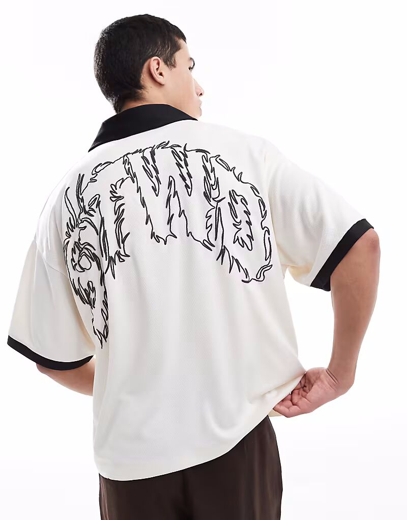 Футбольное поло Pull&Bear STWD с графическим принтом белого цвета
Футбольное поло Pull&Bear STWD с графическим принтом белого цвета