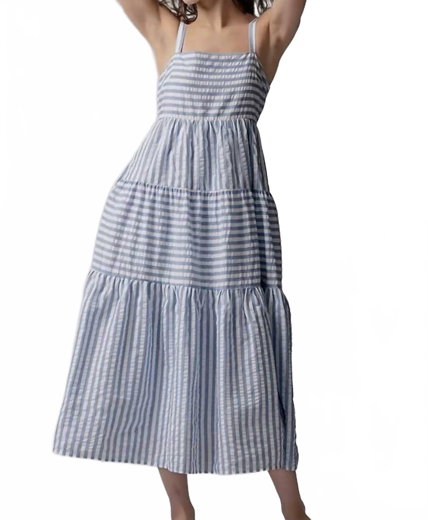 Полосатое платье макси с ярусами в сине-белых тонах Urban Daizy
Полосатое платье макси с ярусами в сине-белых тонах Urban Daizy