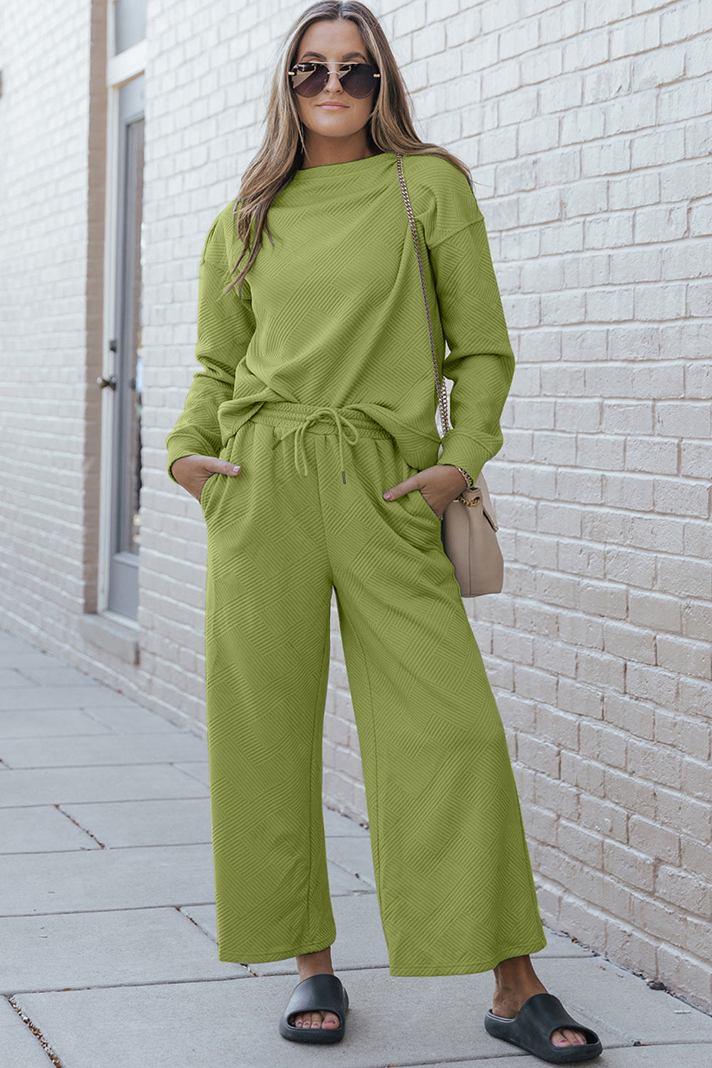 Комплект из фактурного топа с длинными рукавами и брюк на завязках FASHNZFAB, желто-зеленый
Комплект из фактурного топа с длинными рукавами и брюк на завязках FASHNZFAB, желто-зеленый
