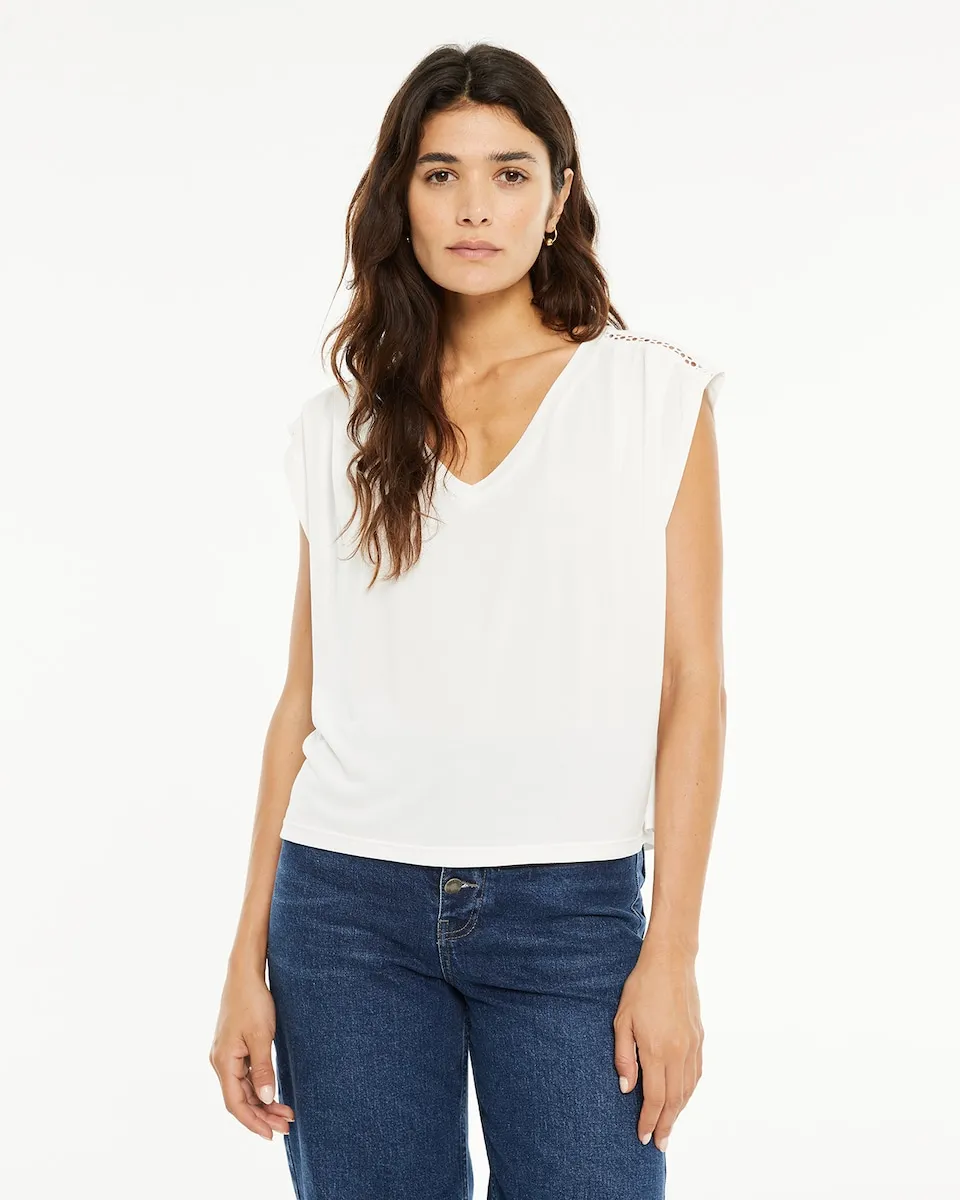 Женская футболка свободного кроя с V-образным вырезом и деталями на плечах System Action, белый 
Женская футболка свободного кроя с V-образным вырезом и деталями на плечах System Action, белый