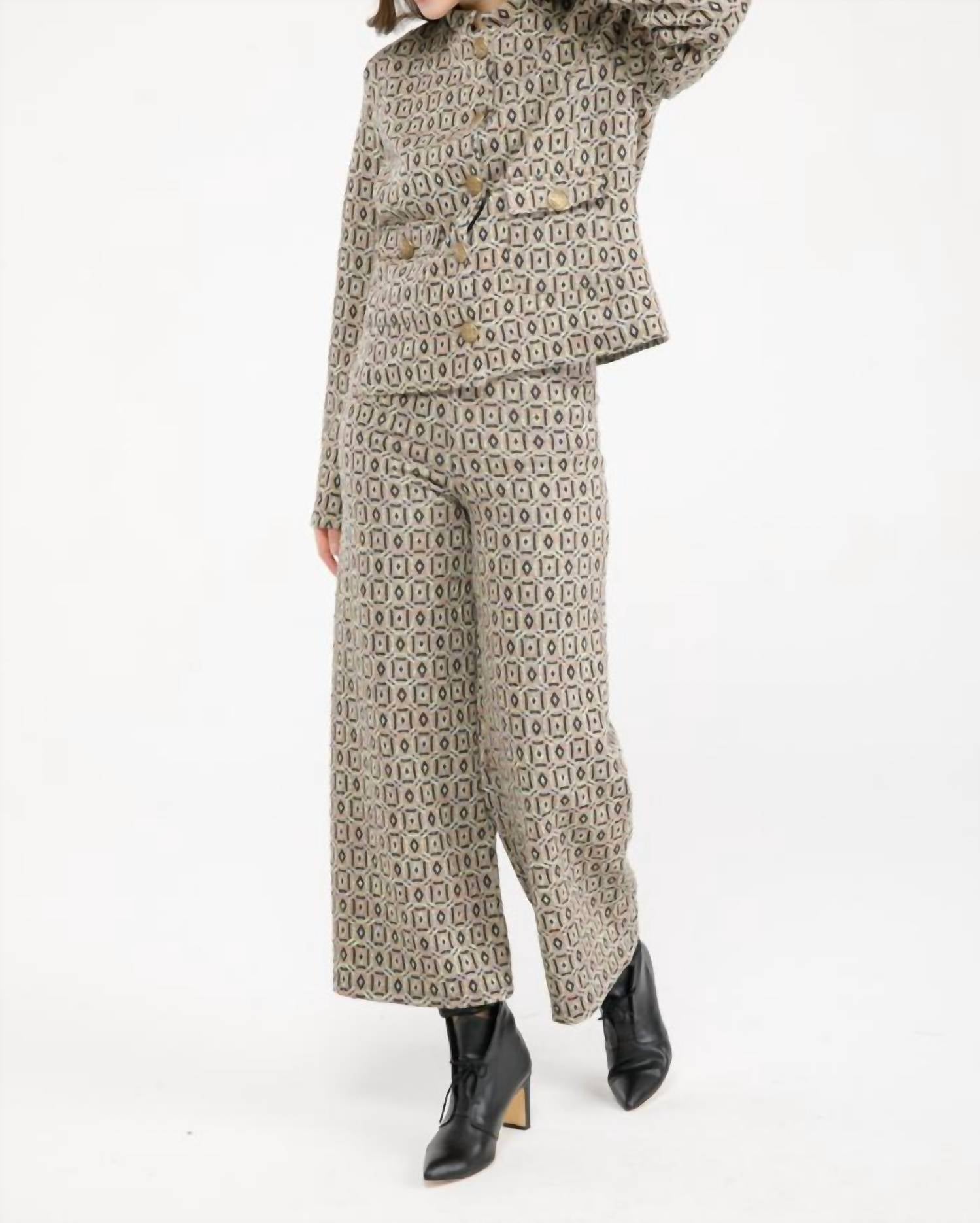 Брюки Calypso в ошеломляющем принте ISLE by Melis Kozan, цвет stun in print
Брюки Calypso в ошеломляющем принте ISLE by Melis Kozan, цвет stun in print